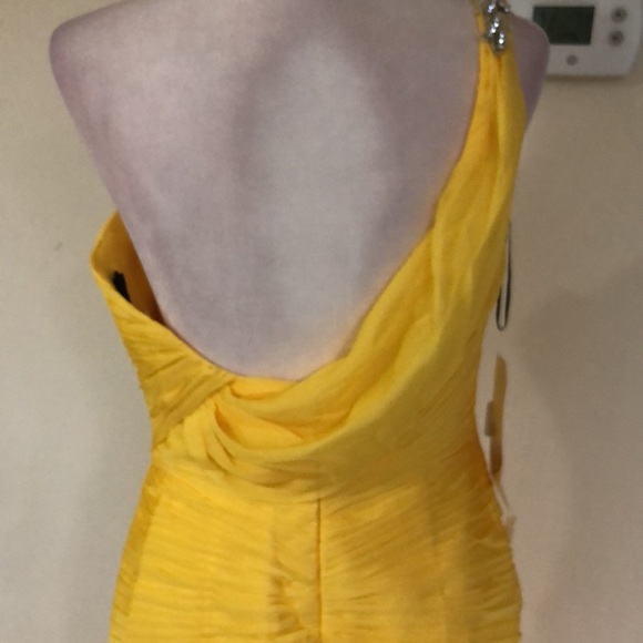 Yellow Chiffon one shoulder - Picture 5 of 13